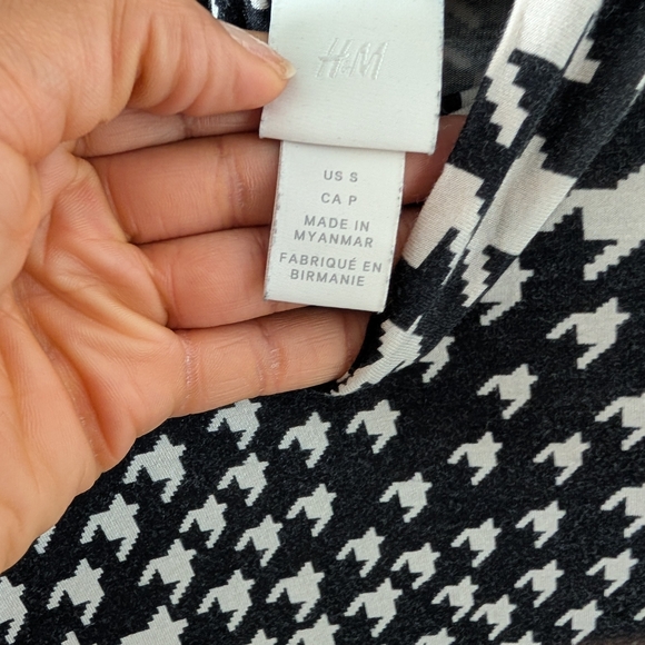 H&M Black and White Houndstooth Fitted Long Sleeve Blouse - Picture 3 of 4